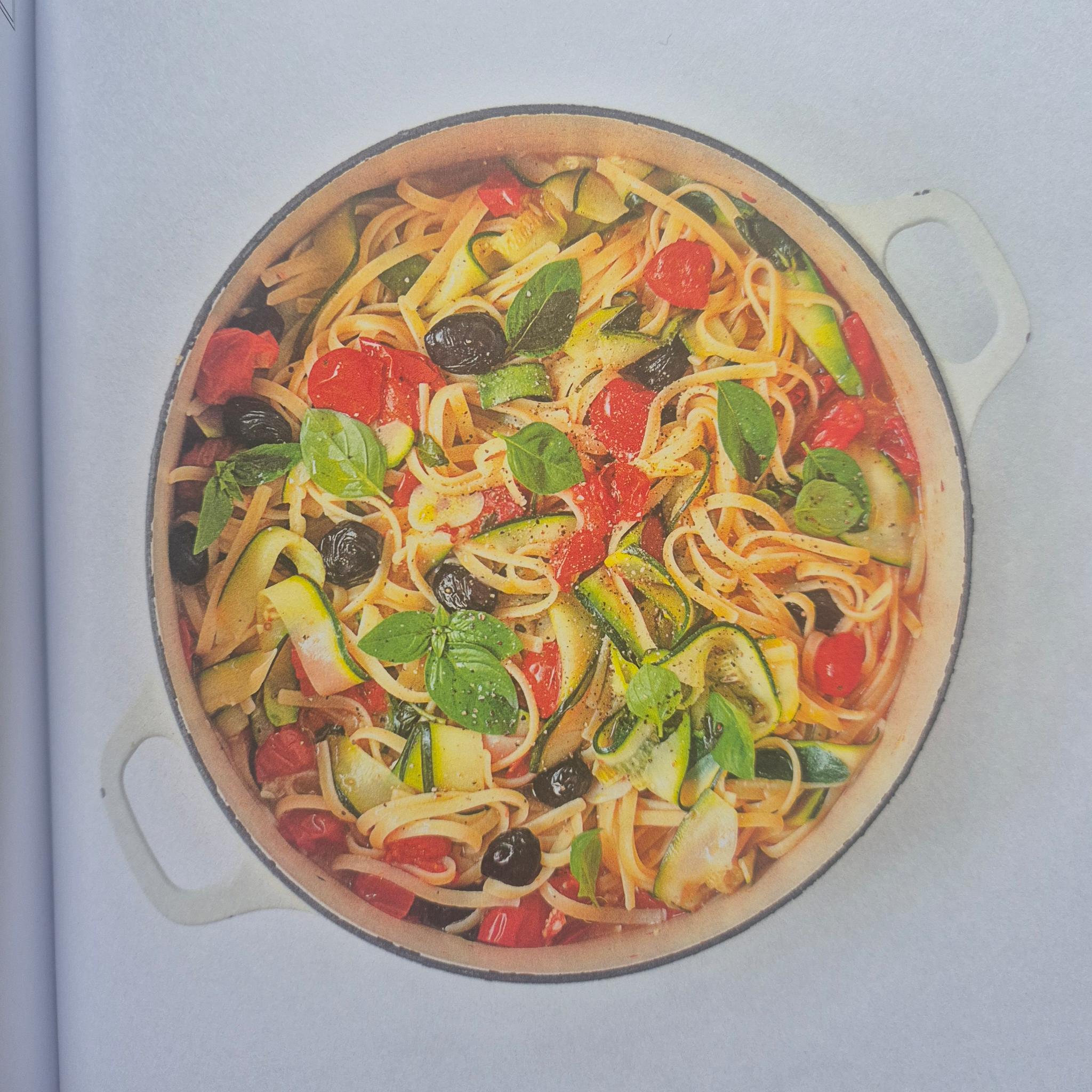 Linguine mit Tomaten, Zucchini & Oliven