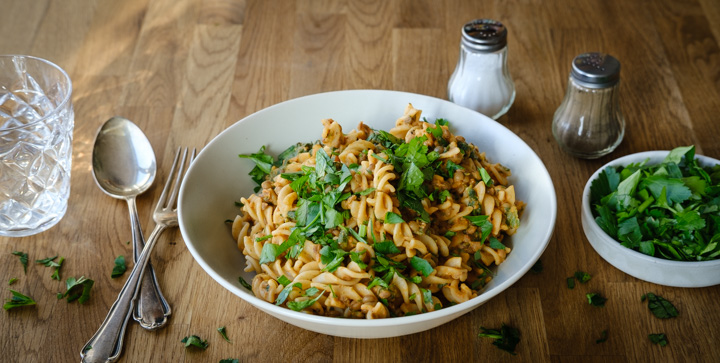 Vegane Berglinsen-Pasta mit cremiger Tomaten-Erdnuss-Spinatsoße